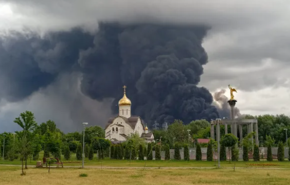 <a href="https://www.yahoo.com/news/world/articles/ukraine-drone-strike-hits-major-115911294.html" target="_blank"> Massive Ukraine drone strike hits major Russian oil refinery near Moscow